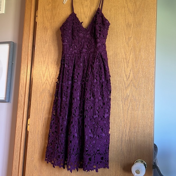 Plum, lace cocktail gown - Picture 2 of 3